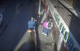 La adolescente y su hermano de 8 años cuando eran atracados por hombres armados.