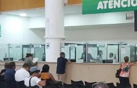 Pago de impuestos en el primer piso de la Alcaldía Distrital.