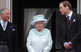 El entonces Príncipe Carlos, la Reina Isabel II y el príncipe Guillermo, en una foto de 2012.