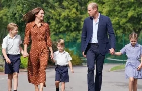 Los duques de Cornualles y Cambridge junto a sus hijos acompañan a sus hijos Jorge, Carlota y Luis.