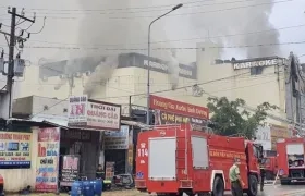 Bomberos sofocaron la emergencia en el karaoke.