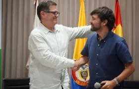 El Supervigilancia, Orlando Clavijo, y el Alcalde Jaime Pumarejo, se saludan tras la firma del convenio.