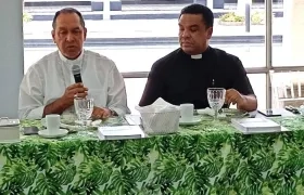 El Arzobispo de Barranquilla Pablo Salas y el padre Jaime Marenco, presidiendo el encuentro.