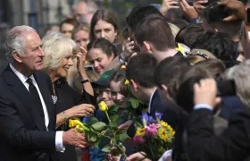 El rey Carlos III y la reina consorte Camila, saludan a las personas que aguardaban su llegada al Castillo de Hillsborough, en Belfast,