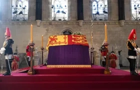 El ataúd de la reina Isabel II al comienzo de la capilla ardiente en el Palacio de Westminster este miércoles