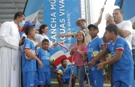 Elsa Noguera hace entrega de la nueva cancha múltiple. 