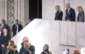 El presidente de los Estados Unidos, Joe Biden, y a la primera dama, Jill Biden, asisten a la capilla ardiente de la reina Isabel II.