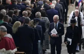 Carlos III y la reina consorte Camilo en el servicio de Oración y Reflexión por la vida de Isabel II en la Catedral de Llandaff, Cardiff.