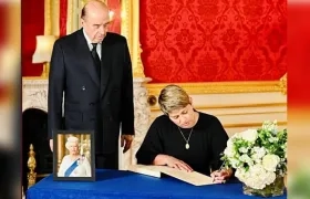 LaPrimera Dama Vérónica Alcocer firma el libro de condolencias. A su lado el Canciller Leyva.