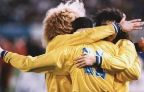 Carlos Valderrama festeja con Faustino Asprilla y Leonel Álvarez. 