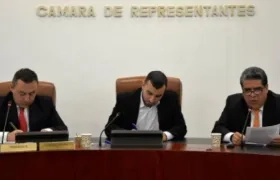 El Contralor General de la República, Carlos Hernán Rodríguez, a la derecha, en la Comisión Legal de Cuentas.
