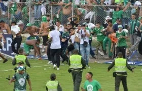 Hinchas invaden la cancha. 