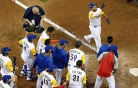 La novena de Colombia celebra una anotación, tras cuadrangular de Jorge Alfaro. 