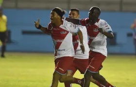 Ronaldinho celebra su anotación. 