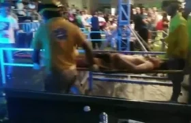 Luis Quiñones sale en camilla. 