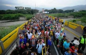 Flujo peatonal puente Simón Bolivar.
