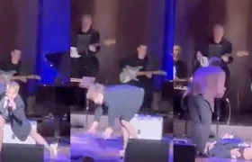 Alejandra Guzmán se cayó cuando cantaba 'Mala hierba'. 