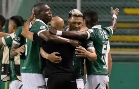 Mayer Candelo se abraza con Teófilo Gutiérrez. 