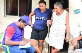 Funcionarios de la Gobernación realizando el censo.