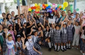 Estudiantes junto al Alcalde Pumarejo. 