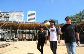 El Alcalde Jaime Pumarejo inspeccionando las obras.