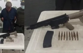 Brayan José Orozco Caraballo y el fusil.