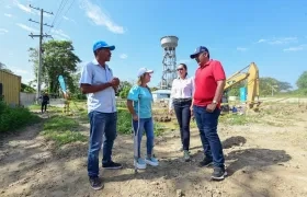 La Gobernadora Elsa Noguera inspeccionando la zona del proyecto.