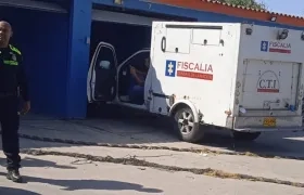 El CTI de la Fiscalía llegó al motel a realizar la inspección del cuerpo. 