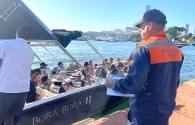 Personal de la Dimar supervisando las actividades marítimas.