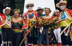 Tahiana Rentería y Diego Chelia han asistido a varias izadas de bandera de grupos tradicionales.