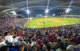 El estadio Once de Noviembre Abel Leal se llenó para el primer juego del playoff final.