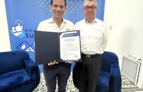 El Gerente de Triple A, Jairo De Castro, recibiendo la certificación.