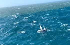 El velero estando a la deriva.