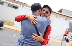 Sebastián Viera se abraza con su padre, Mario, que fue a recibirlo al aeropuerto de Trujillo.