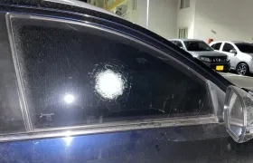 Uno de los impactos de bala en el vehículo.