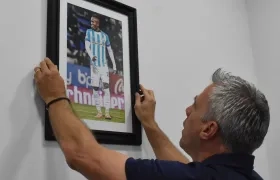 El técnico Lucas Pusineri colocó el cuadro con la foto de Balanta en el hall del estadio.