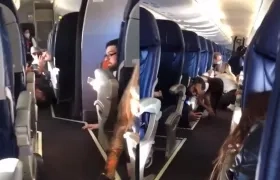 Pasajeros del vuelo 165 de Aeroméxico se protegen en plenos disparos contra la aeronave.