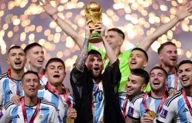 Lionel Messi leventando la Copa del Mundo en Catar.