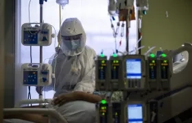 Imagen de archivo de una persona con Covid-19 en una unidad de cuidados intensivos