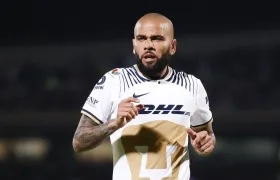 Dani Alves juega en Pumas en junio de 2022.