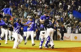 Peloteros de Tigres del Licey festejan su paso a la final. 