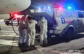 Personal del CTI en el levantamiento de los dos cuerpos en el tren de aterrizaje del avión de Avianca.