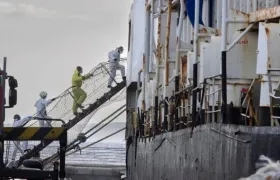 Personal policial ingresa al barco en el que hallaron la cocaína.