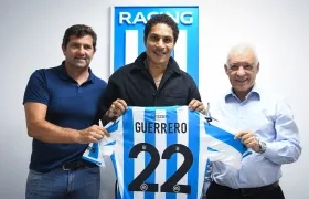 Paolo Guerrero con la camiseta que lucirá en Racing.