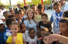 Los niños rodean a la gobernadora Elsa Noguera en la inauguración del parque en Repelón.