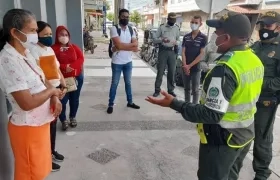 Policías del Magdalena conversan con varios habitantes de los municipios en los que circuló el audio.