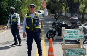 La Policía de Tránsito vigila el cumplimiento de las normas en los balnearios de Santa Marta.