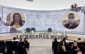 Un pendón con las imágenes de Rosa Rosado y Jairo Bolívar cuelga en la Biblioteca Departamental donde se cumple la cámara ardiente.