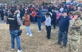 Personas a las afueras del colegio.