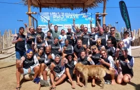Preparativos para el torneo local de kitesurf.
